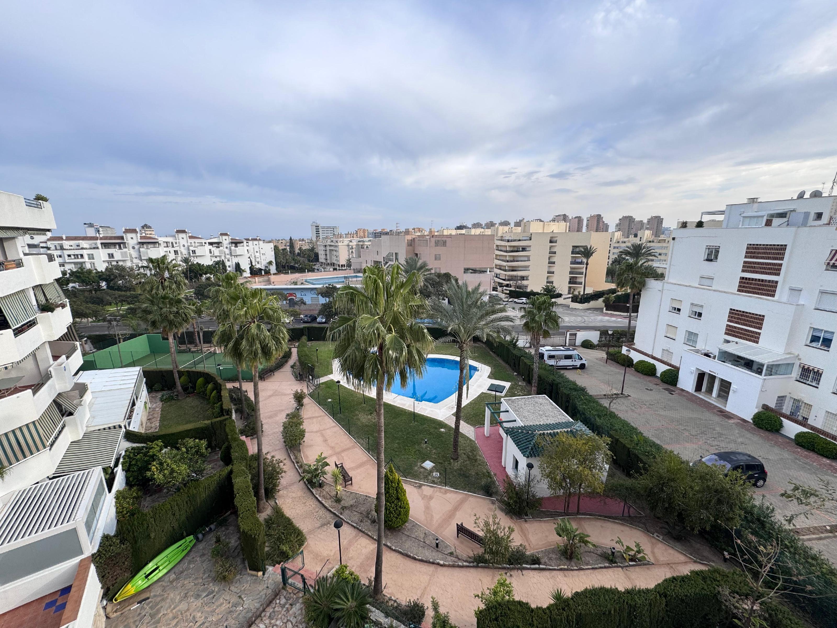 Imagen 1 Apartamento en venta en Torremolinos / Al lado de campo de golf con vistas al mar