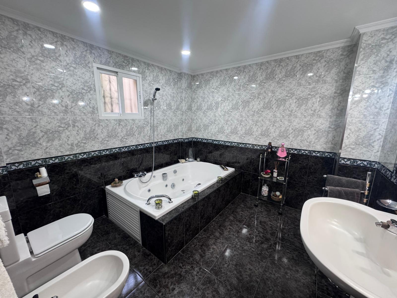 Imagen 17 Casa Adosada en venta en Málaga / Malaga Casa espectacular