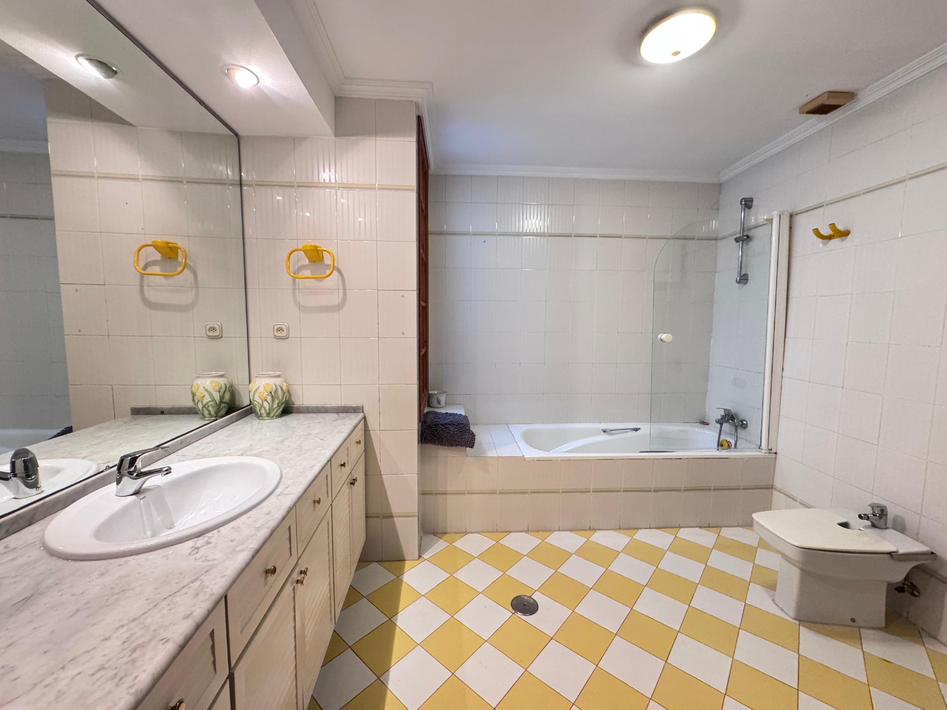 Imagen 11 Casa Adosada en venta en Málaga / Casa ubicada en zona privilegiada