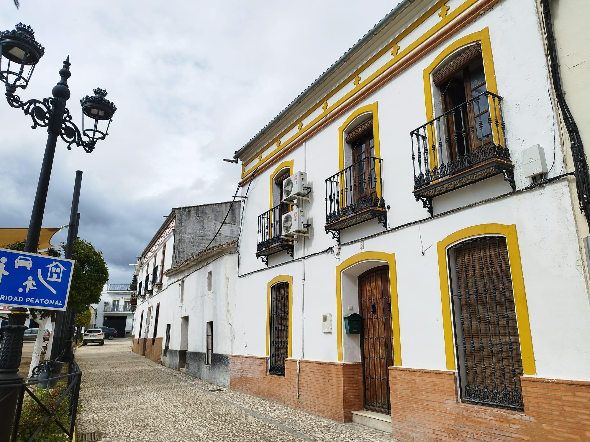 Imagen 4 Casa Adosada en venta en Almadén De La Plata / En plaza principal, en pleno centro de la l...