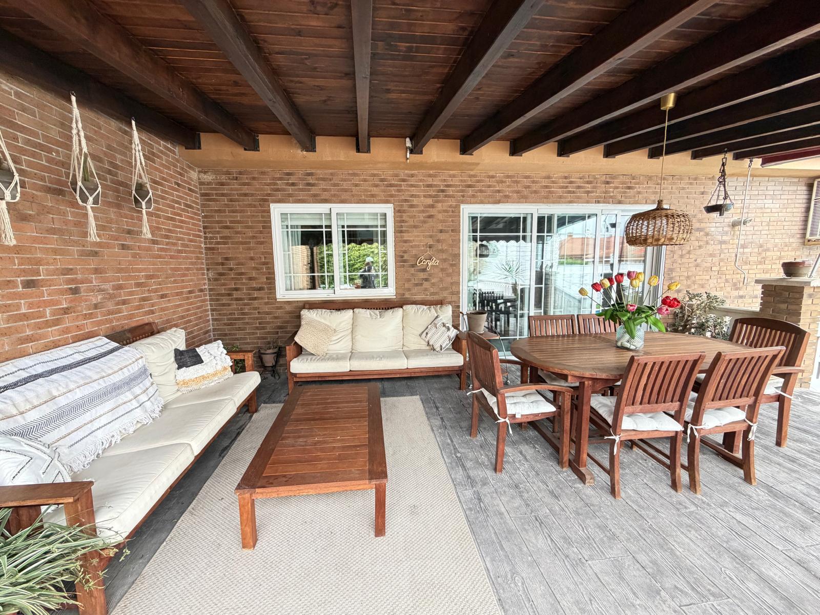 Imagen 1 Casa Aislada en venta en Torres De La Alameda / Próximo al centro y servicios de Torres de...