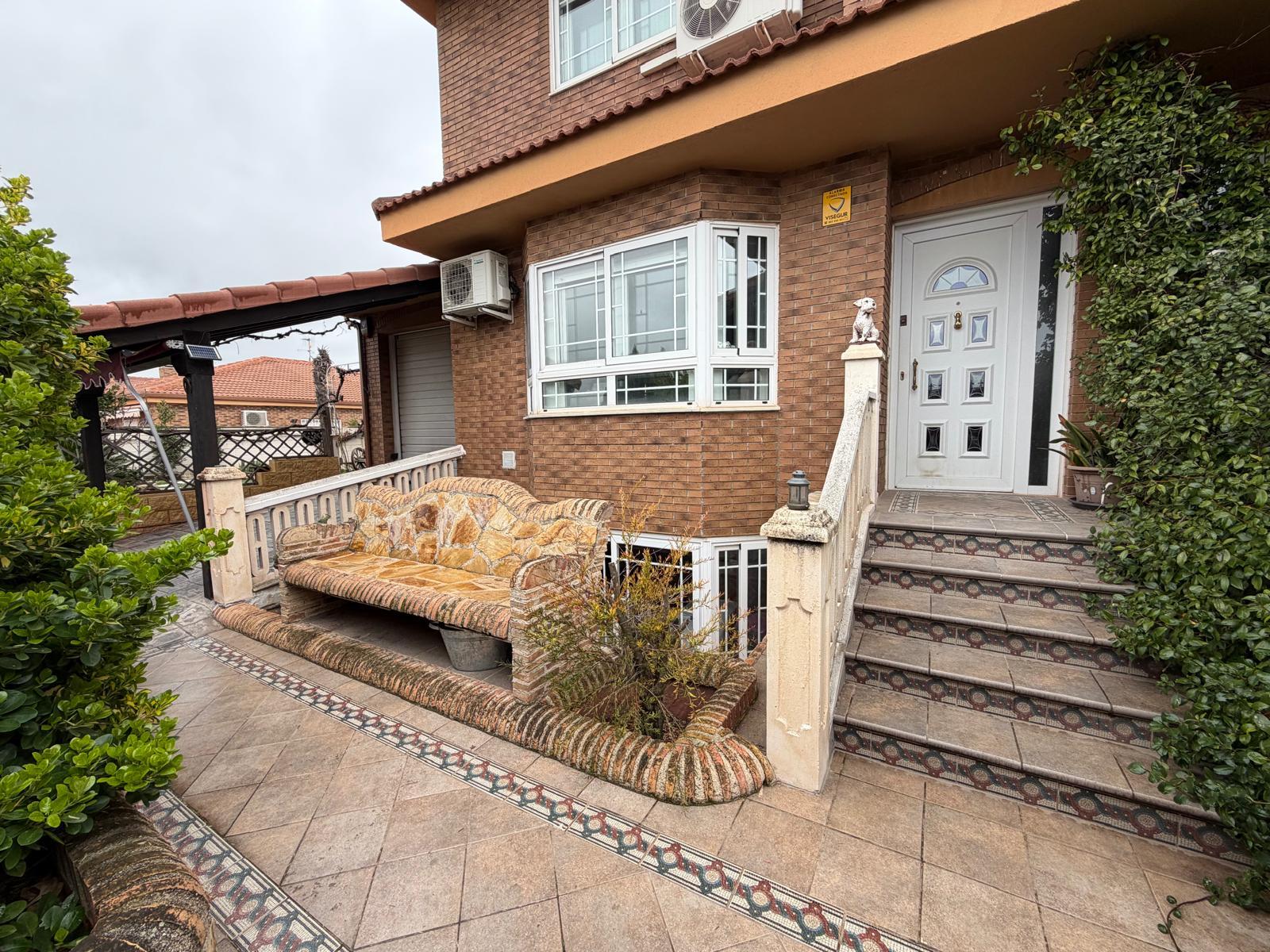 Imagen 2 Casa Aislada en venta en Torres De La Alameda / Próximo al centro y servicios de Torres de...