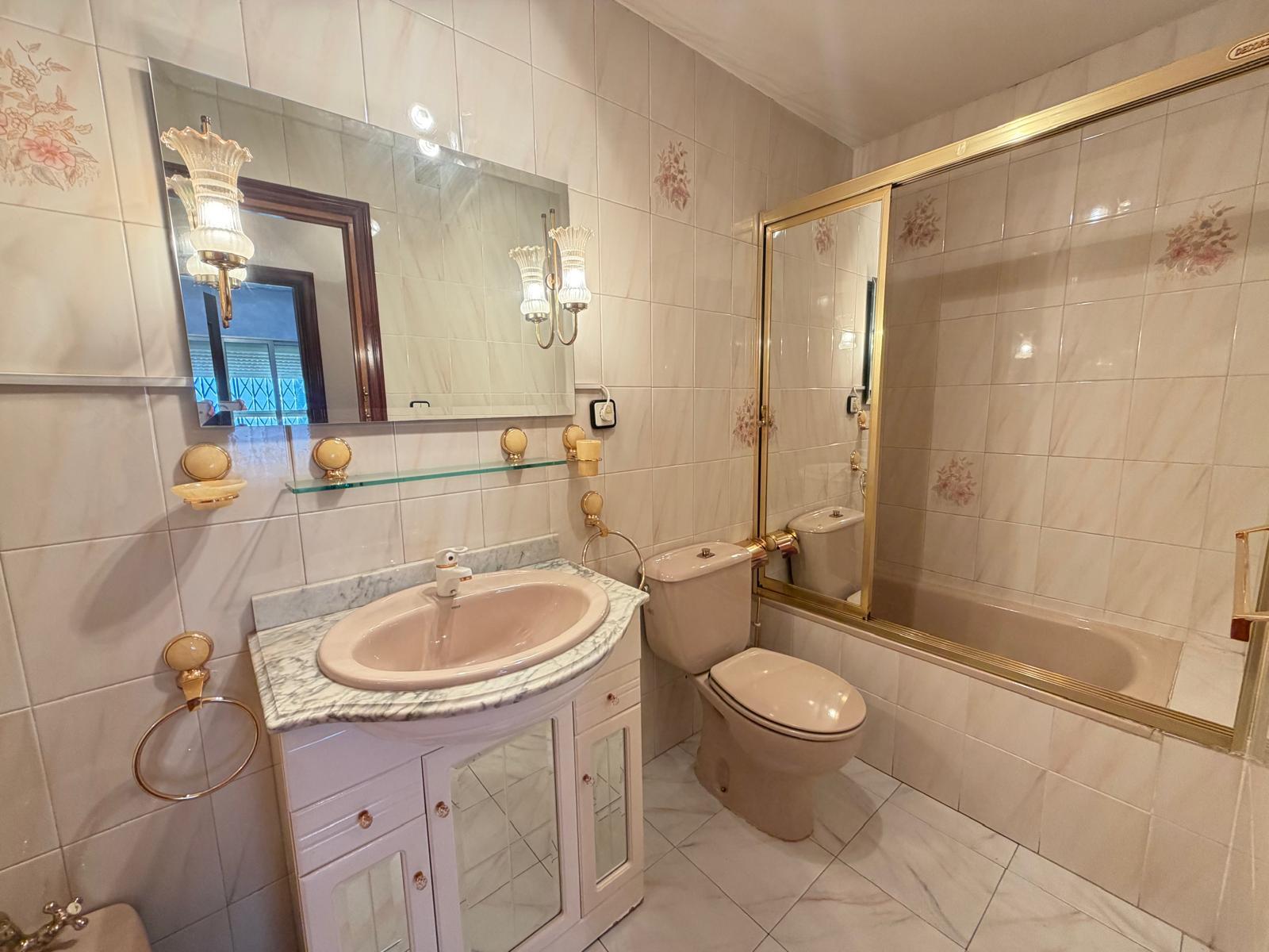 Imagen 12 Casa Adosada en venta en Torrejón De Ardoz / A dos minutos de el centro de Torrejón de Ardoz.