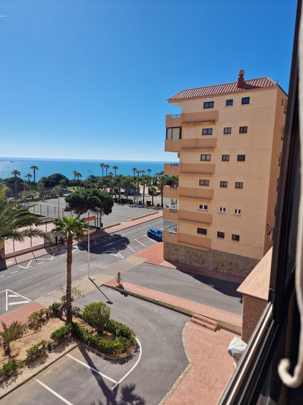 Imagen 1 Piso en venta en Torrevieja / Apartamento a 50 metros de la costa.