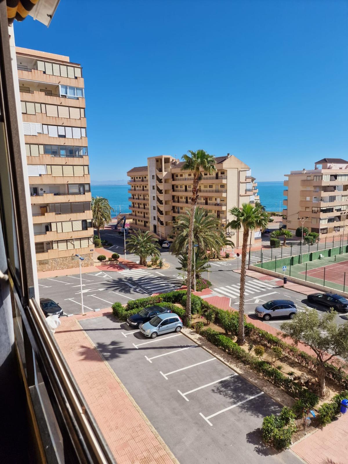 Imagen 2 Piso en venta en Torrevieja / Apartamento a 50 metros de la costa.