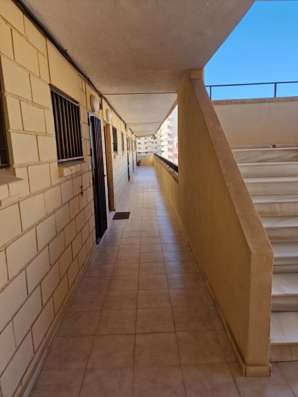 Imagen 3 Piso en venta en Torrevieja / Apartamento a 50 metros de la costa.