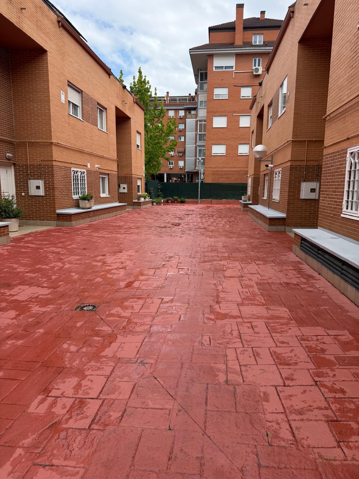 Imagen 35 Casa en venta en Alcalá De Henares / A  dos minutos de la renfe de La garena. 