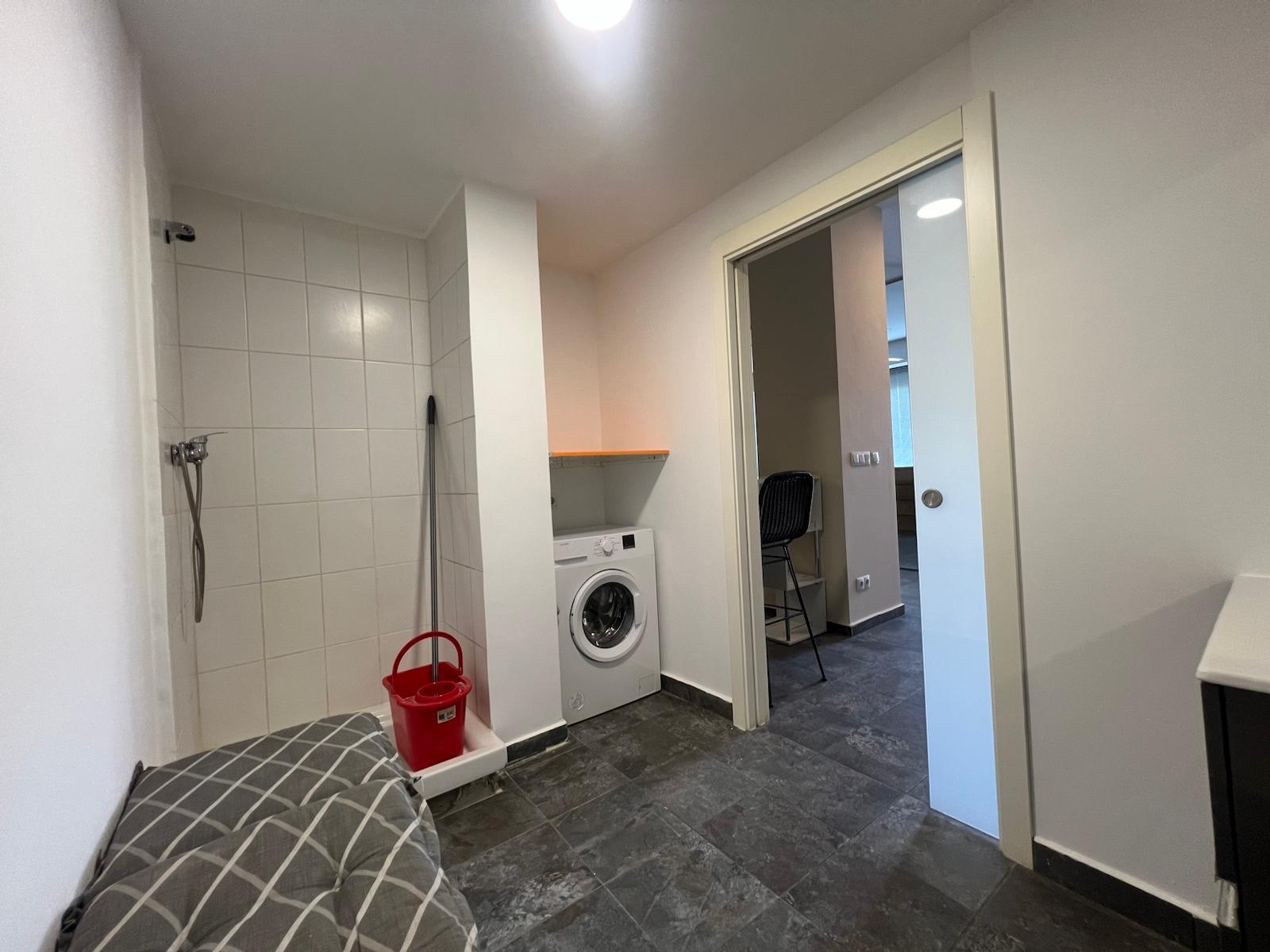 Imagen 7 Local Comercial en venta en San Fernando De Henares / Ubicada a un costado de la carretera...