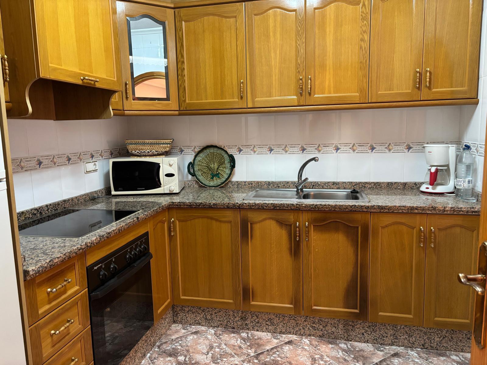 Imagen 2 Apto. Playa en venta en Torrevieja / A cuatro calles de la playa zona centro