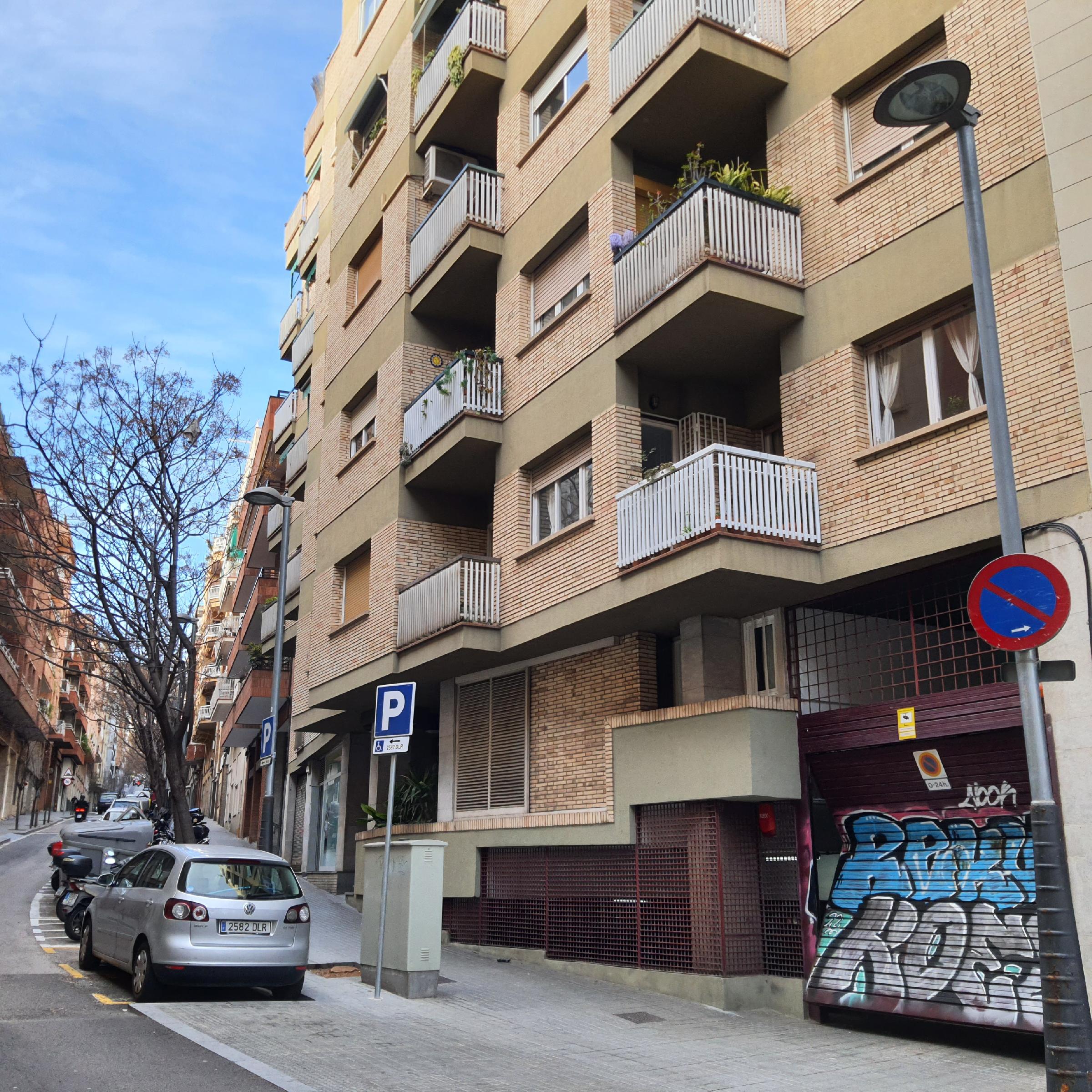 Imagen 1 Piso en venta en Barcelona / Entre plaza alfons comin y pasaje de gomis