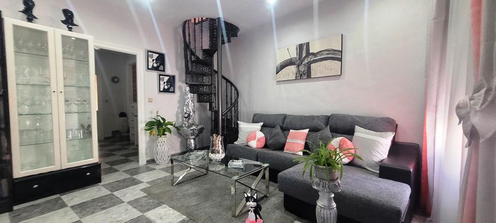 Imagen 1 Casa Adosada en venta en Rus / Casa situada al lado del la plaza de  Rus