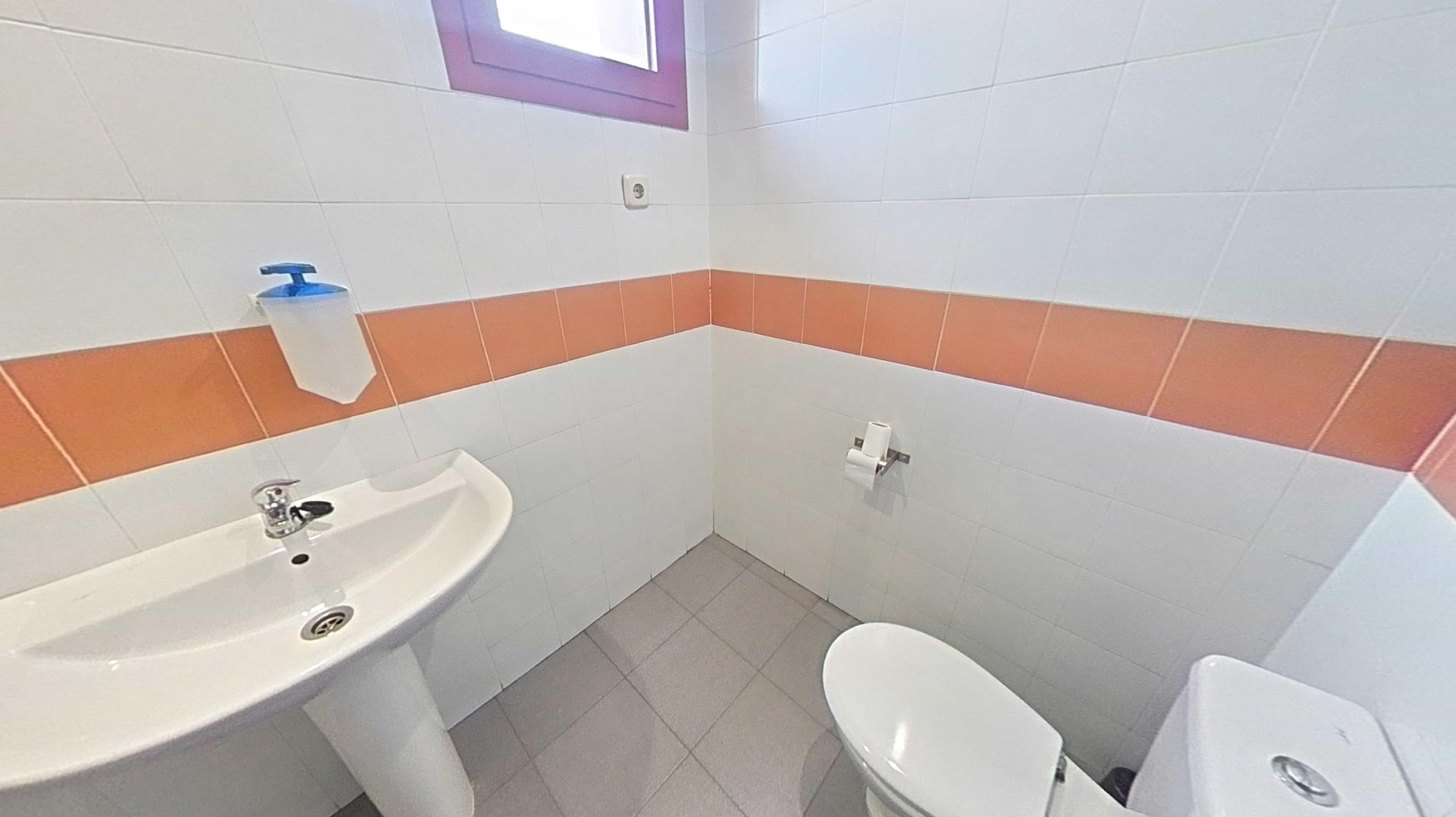 Imagen 3 Local Comercial en venta en Madrid / Nave de 550 m2 totalmente equipada en zona principal.