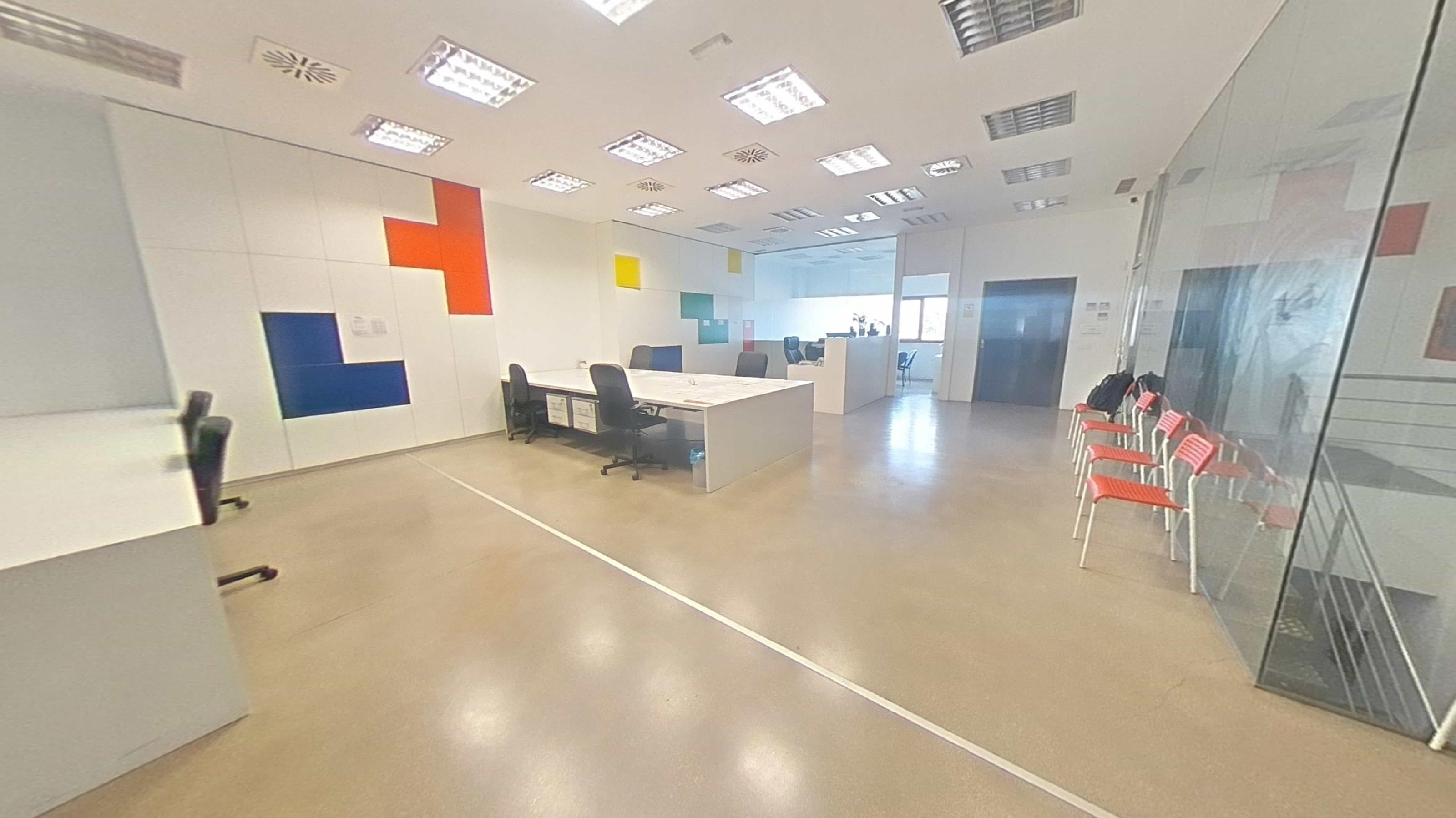Imagen 2 Local Comercial en venta en Madrid / Nave de 550 m2 totalmente equipada en zona principal.