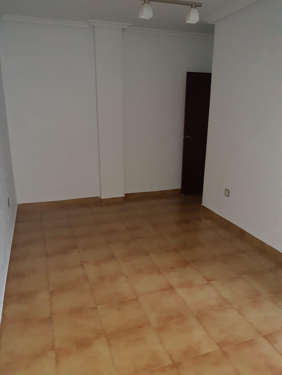 Imagen 2 Piso en alquiler en Cáceres / Calle camino llano, centro de la ciudad.